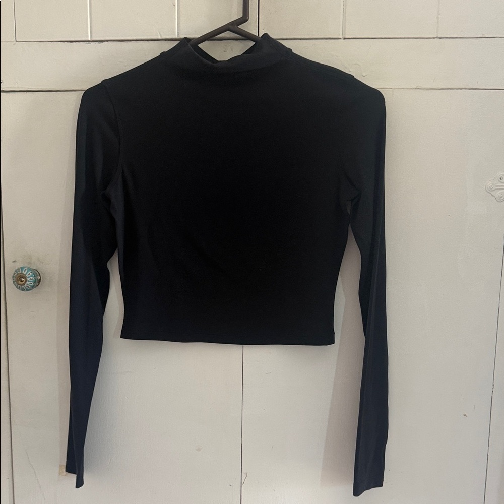 Lululemon Black Cropped Long-Sleeve Mock Neck Crop Top - Women. EUC